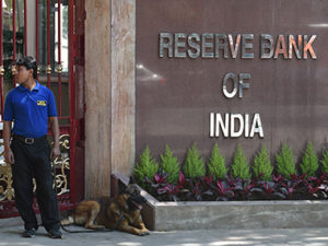 A security guard stands near the main gate of the Reserve Bank of India (RBI) office during a meeting by Indian finance minister Arun Jaitley with the Central Board of Directors of the Reserve Bank of India in New Delhi on March 22, 2015. Finance Minister†Arun Jaitley†said there is no 'disconnect' between the government and the RBI and hoped banks would follow the central bank in reducing interest rates.† AFP PHOTO / SAJJAD HUSSAIN